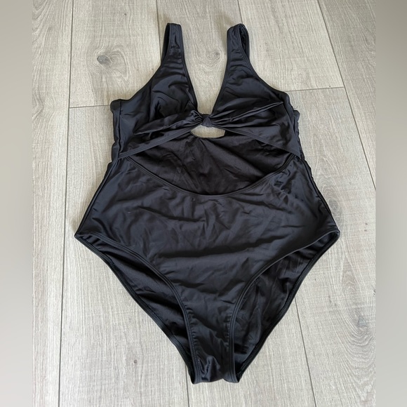 Plus Cut Out Knot Front One Piece Swimsuit - Picture 5 of 7